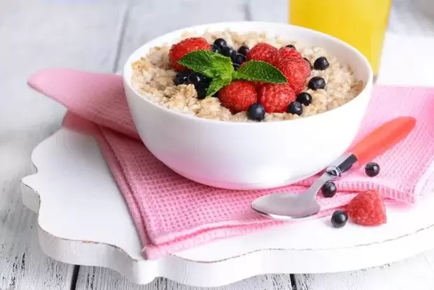 On the diet menu for lazy people there is oatmeal with berries for breakfast