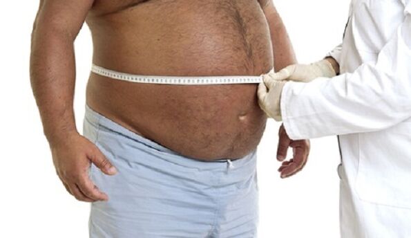 The doctor determines how to lose weight in an overweight man
